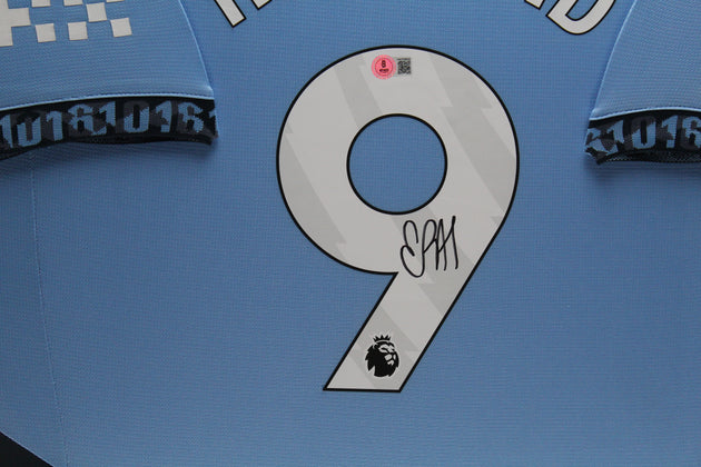 Camiseta local enmarcada del Manchester City 24/25 de Erling Braut Haaland