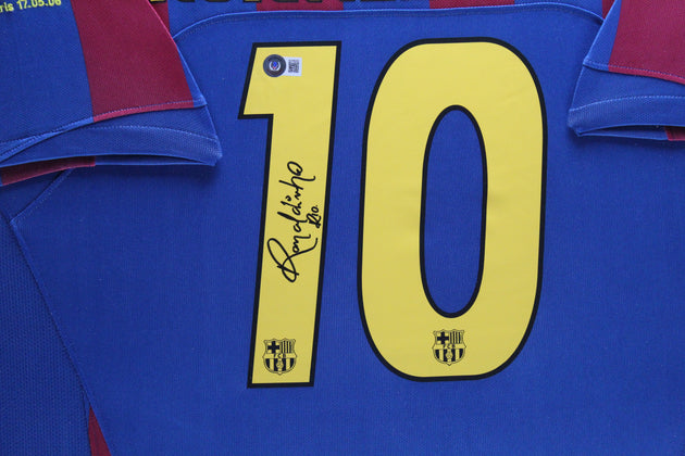 Camiseta local enmarcada del FC Barcelona de Ronaldinho 05/06