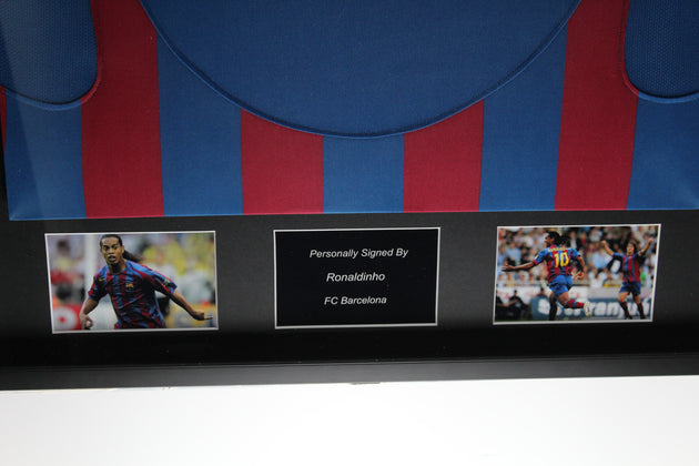 Camiseta local enmarcada del FC Barcelona de Ronaldinho 05/06